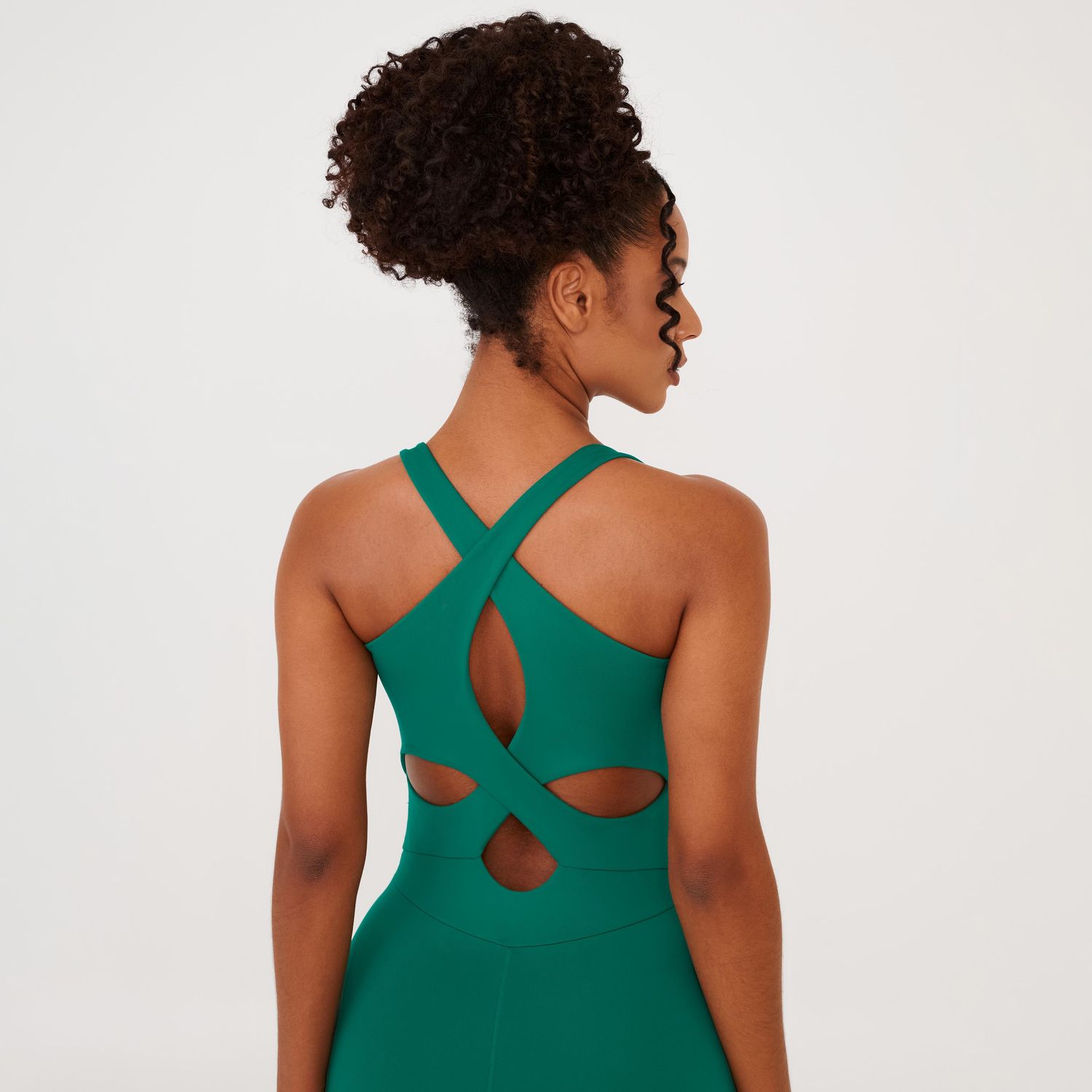Detalhe-das-costas-do-macaquinho-fitness-verde-com-alcas-cruzadas-e-recortes-vazados.