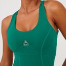 Detalhe-do-busto-do-macaquinho-fitness-verde-com-logo-frontal-e-costuras-estruturadas.