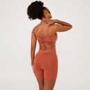 Costas-do-macaquinho-fitness-terracota-com-alcas-largas-e-recorte-torcido.