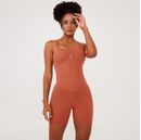 Macaquinho-fitness-terracota-com-decote-reto-e-logo-frontal-modelagem-justa.