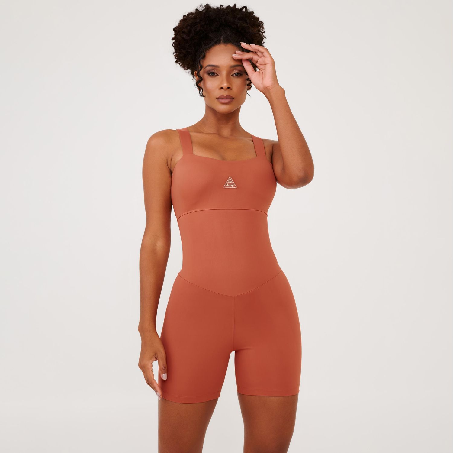 Macaquinho-fitness-terracota-com-decote-reto-e-logo-frontal-modelagem-justa.