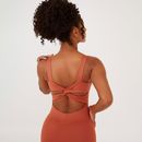 Detalhe-das-costas-do-macaquinho-fitness-terracota-com-recorte-torcido-e-alcas-largas.