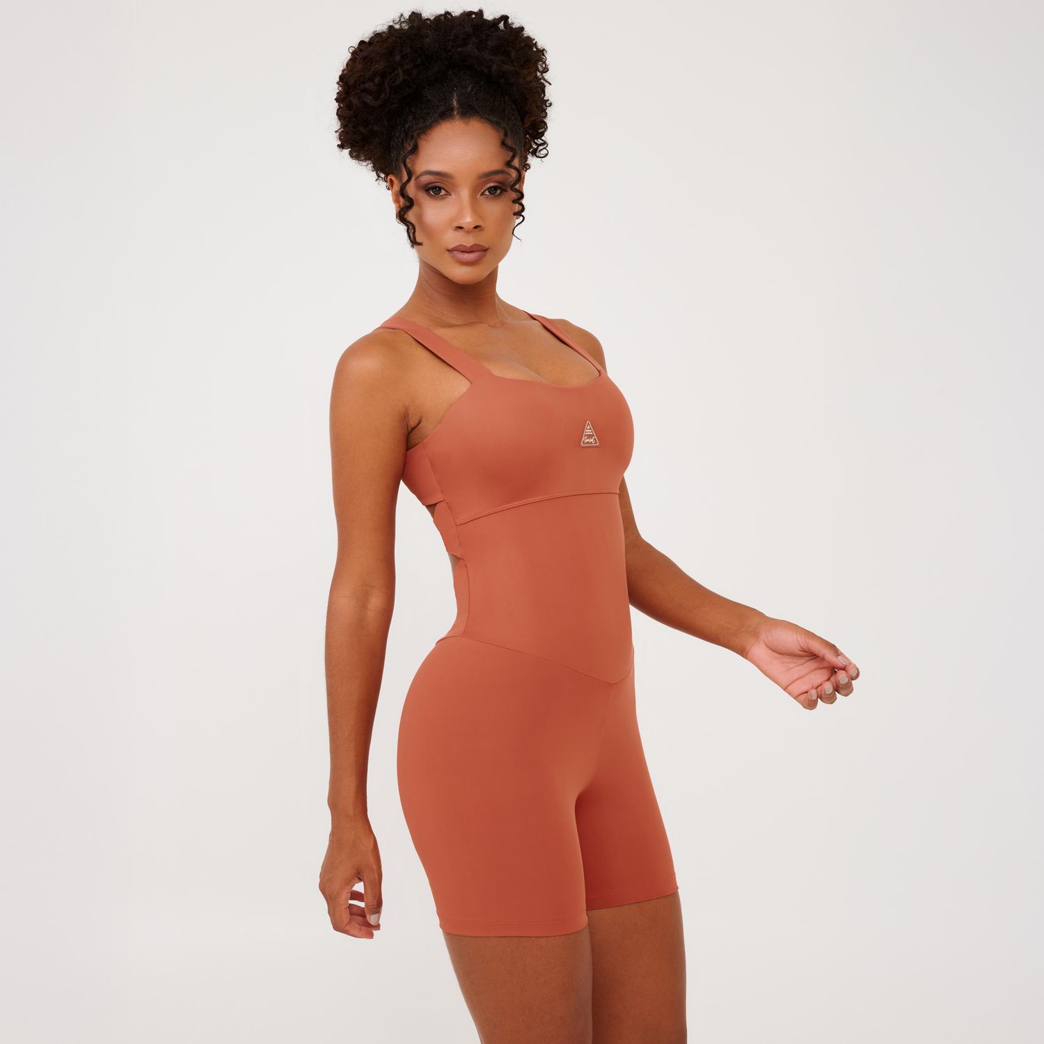 Vista-lateral-do-macaquinho-fitness-terracota-destacando-o-caimento-e-design-anatomico.