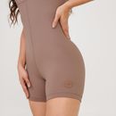 Detalhe-da-lateral-do-macaquinho-fitness-marrom-frente-unica-com-logo-aplicado.