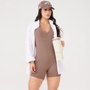 Look-com-macaquinho-fitness-marrom-frente-unica-usado-com-camisa-branca-e-bone.