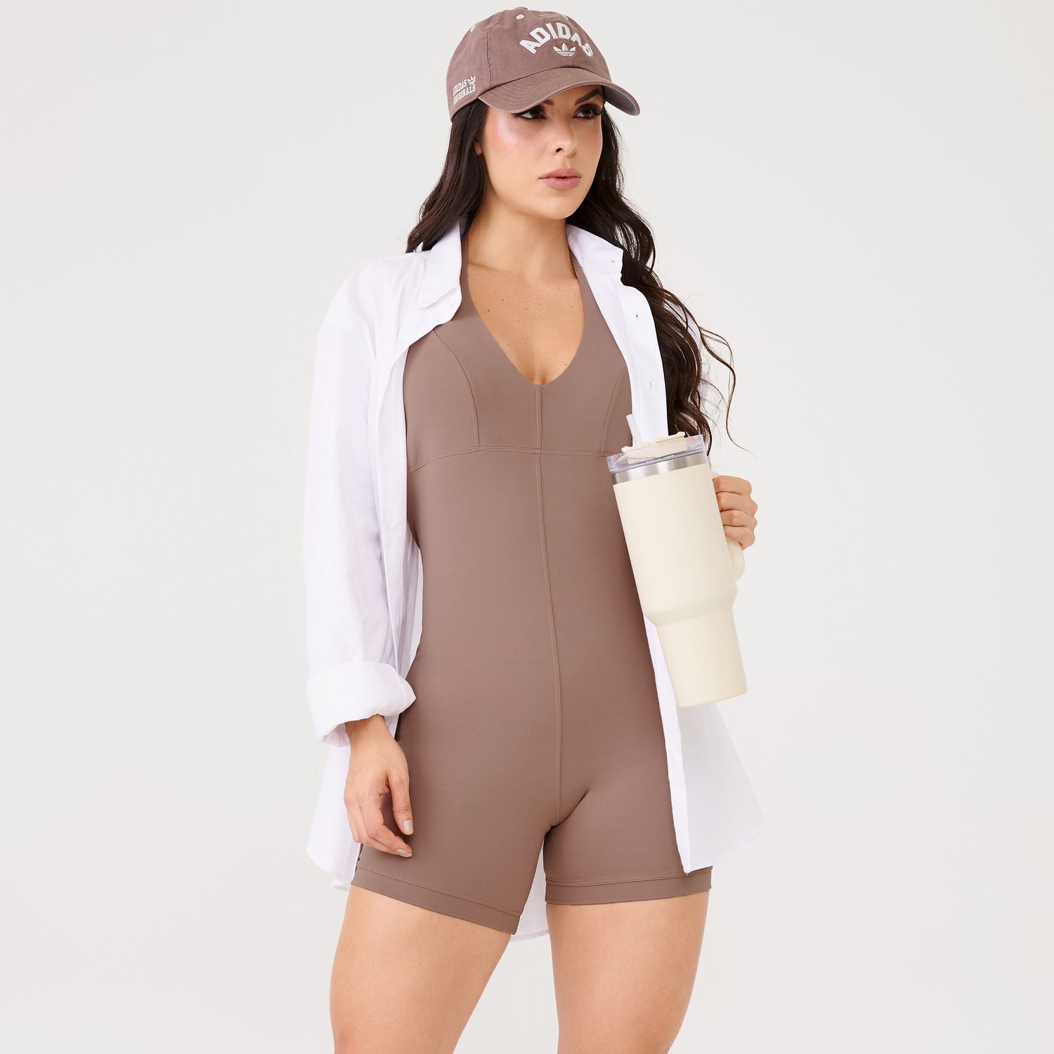 Look-com-macaquinho-fitness-marrom-frente-unica-usado-com-camisa-branca-e-bone.