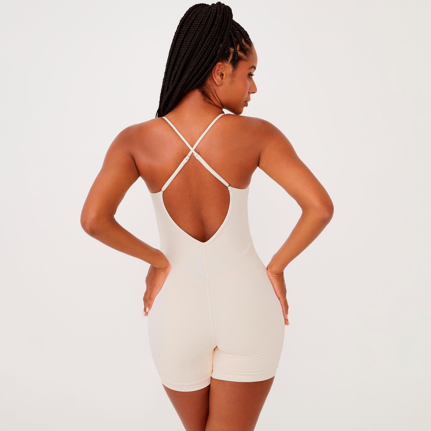 Costas-do-macaquinho-fitness-off-white-com-alcas-cruzadas-e-decote-profundo.