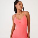 Vista-em-angulo-do-macaquinho-fitness-coral-canelado-destacando-o-caimento-e-o-design-anatomico.