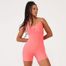 Modelo-usando-macaquinho-fitness-coral-canelado-em-pose-dinamica-tecido-ajustado-e-confortavel.