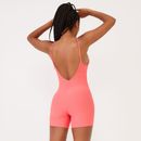 Costas-do-macaquinho-fitness-coral-canelado-com-alcas-finas-ajustaveis-e-decote-profundo.