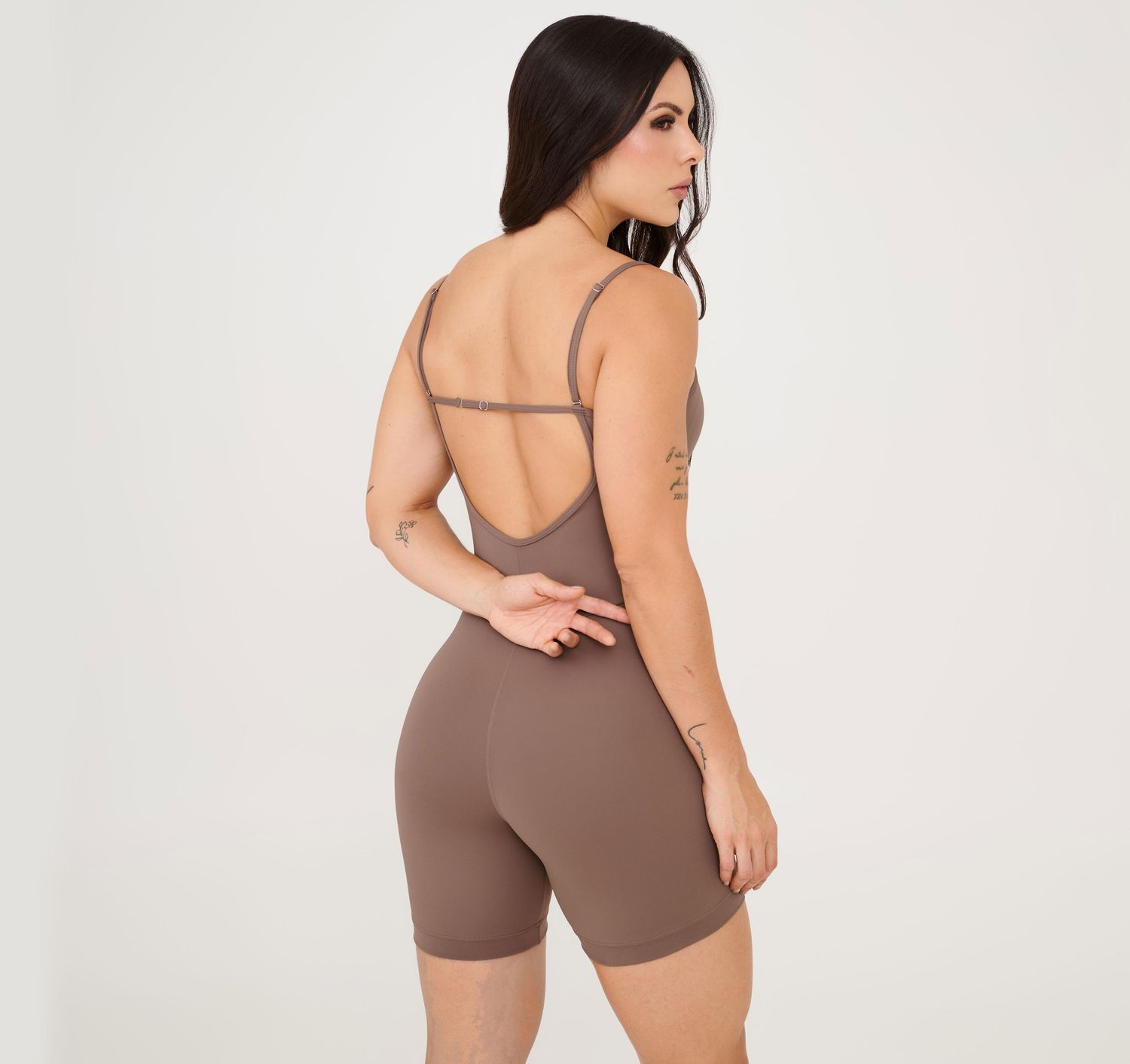 Costas-do-macaquinho-fitness-marrom-com-alcas-finas-ajustaveis-e-faixa-horizontal-no-dorso.