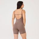 Vista-traseira-do-macaquinho-fitness-marrom-com-decote-em-V-e-alcas-finas-ajustaveis.