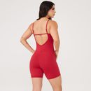 Costas-do-macaquinho-fitness-vermelho-com-alcas-finas-ajustaveis-e-faixa-horizontal-no-dorso.