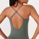 Detalhe-das-costas-do-macaquinho-fitness-verde-com-alcas-cruzadas-e-decote-profundo-em-V.