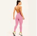 modelo-usando-macacao-fitness-rosa-frente-unica-com-costas-abertas-e-modelagem-ajustada