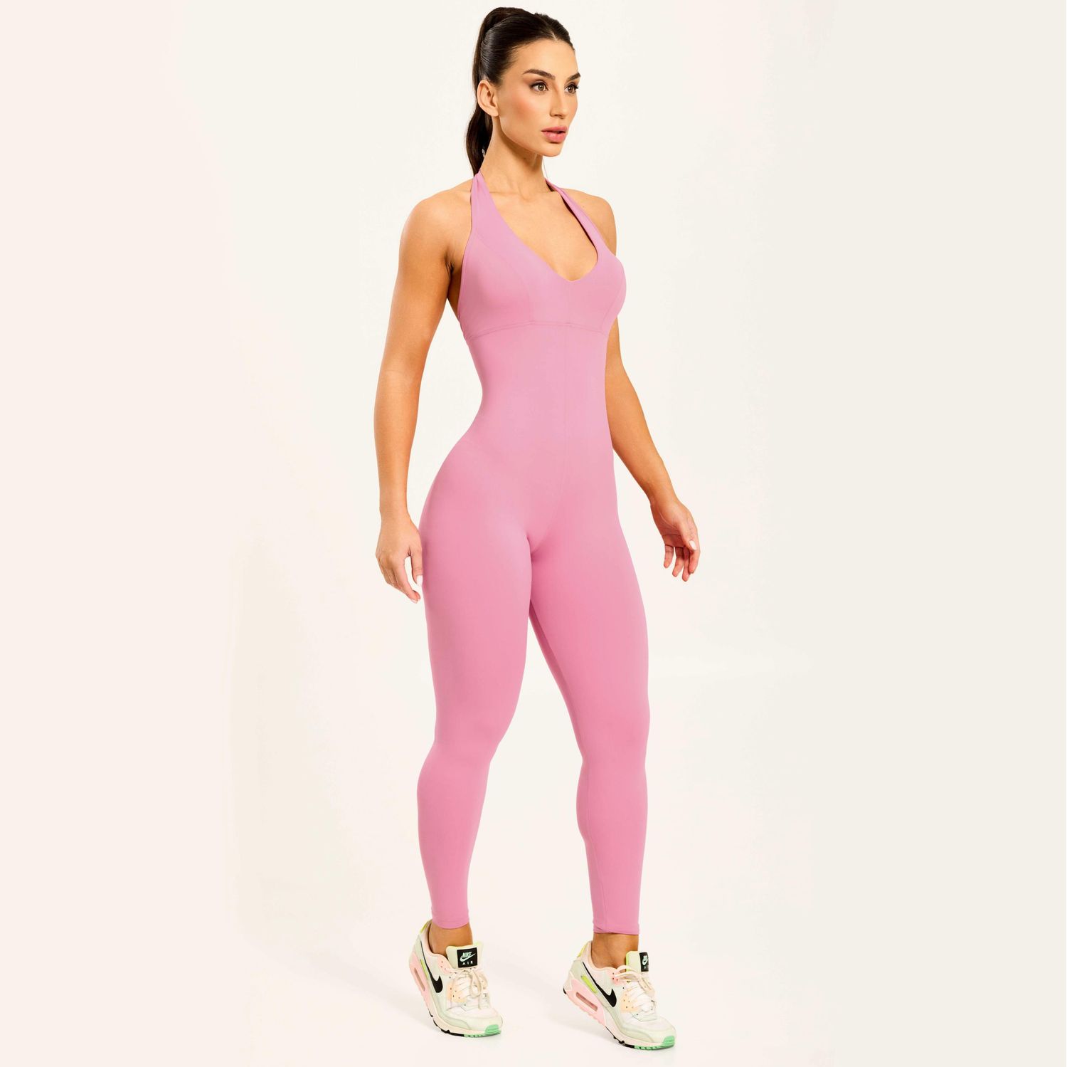 modelo-em-pose-lateral-com-macacao-rosa-frente-unica-e-tecido-de-alta-elasticidade