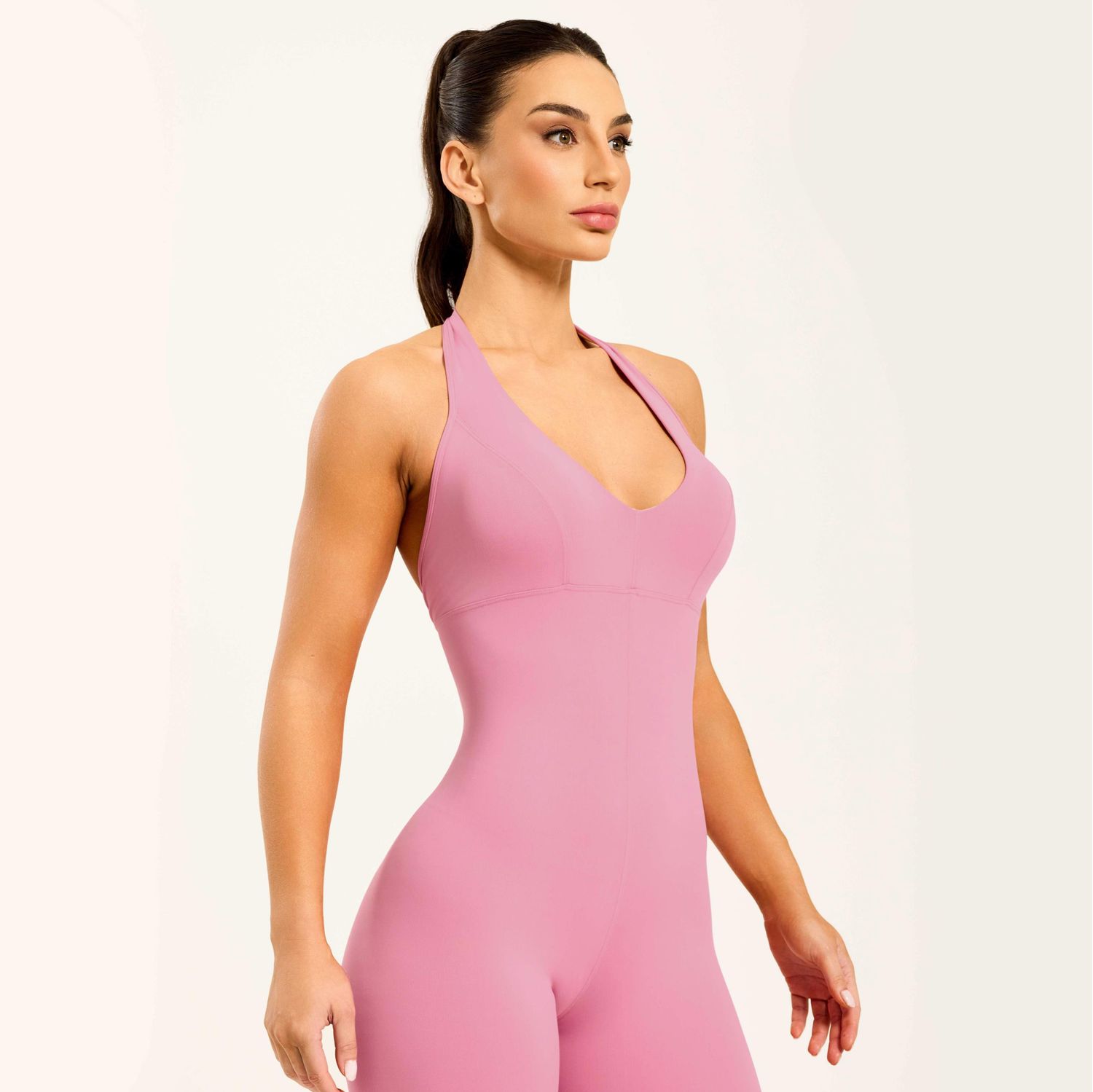 detalhe-frontal-do-macacao-fitness-rosa-frente-unica-com-decote-anatomico