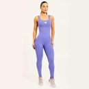 “modelo-com-macacao-lilas-de-alcas-largas-decote-reto-e-logo-emborrachado-no-busto