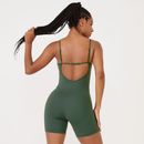 Costas-do-macaquinho-fitness-verde-com-alcas-finas-ajustaveis-e-faixa-horizontal-no-dorso.