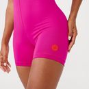 Detalhe-da-barra-do-macaquinho-fitness-pink-frente-unica-com-logo-aplicado-na-perna.