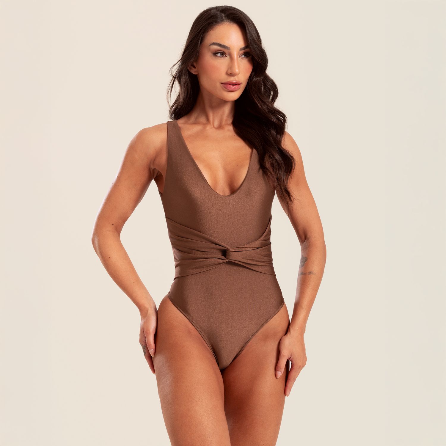 BI0658_001_99-MAIO-DECOTE-EM-V-COM-NO-FRONTAL-CRAVO-DA