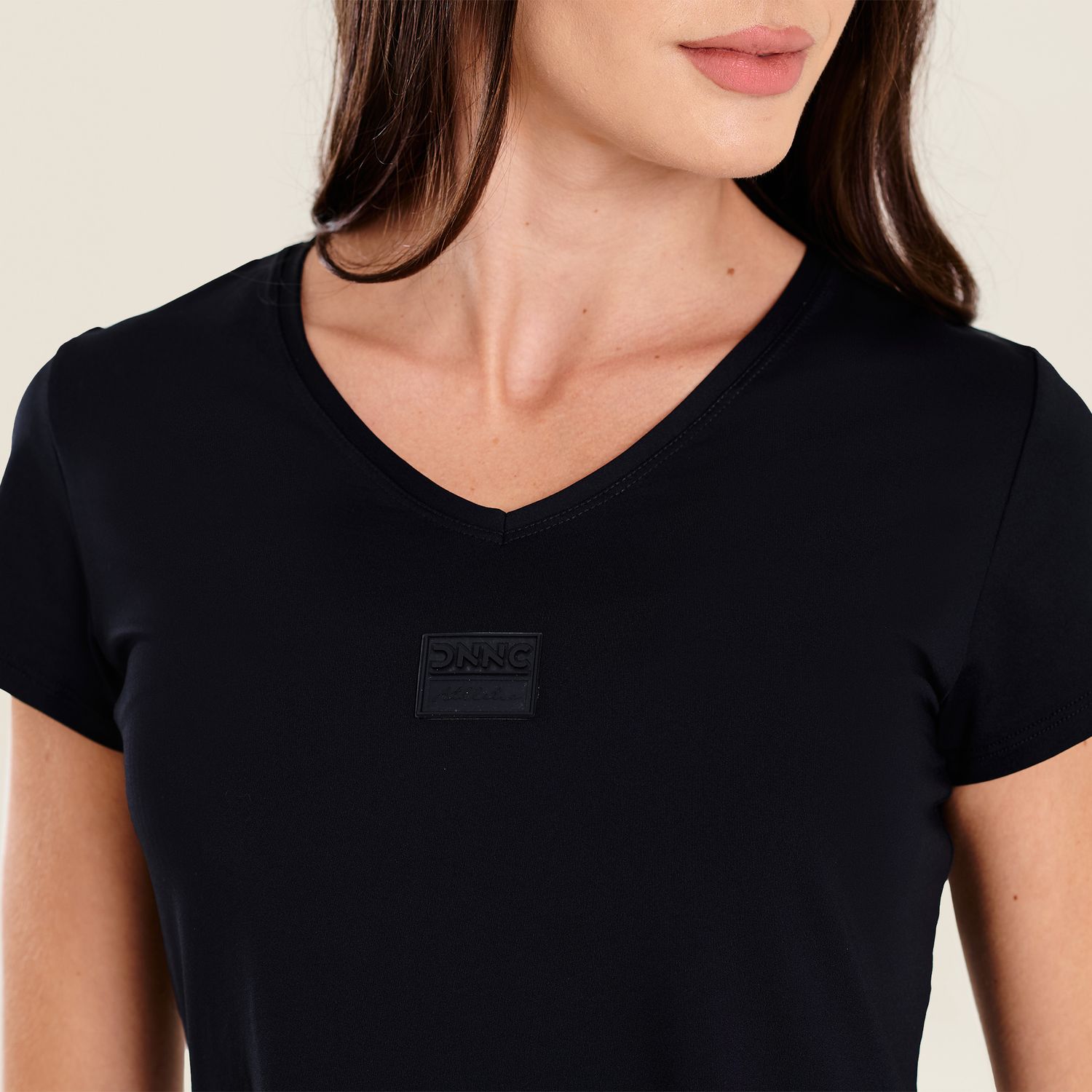R0080_001_3-CAMISETA-GOLA-V-ABERTURA-COSTAS
